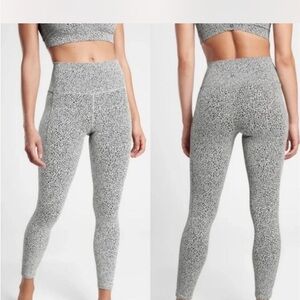 Athleta Salutation Stash II Textured 7/8 Tight